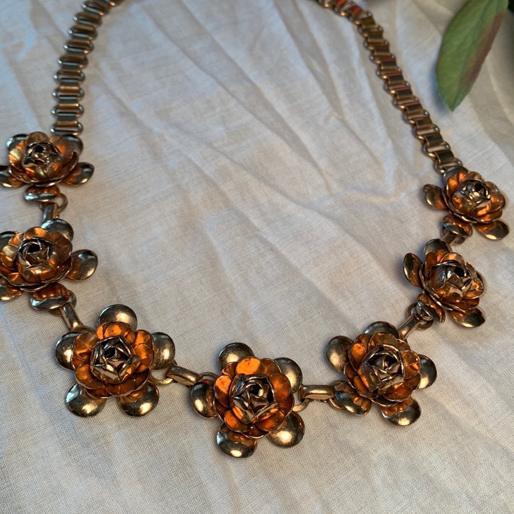 Vintage 7 flowers roses necklace copper colored metal